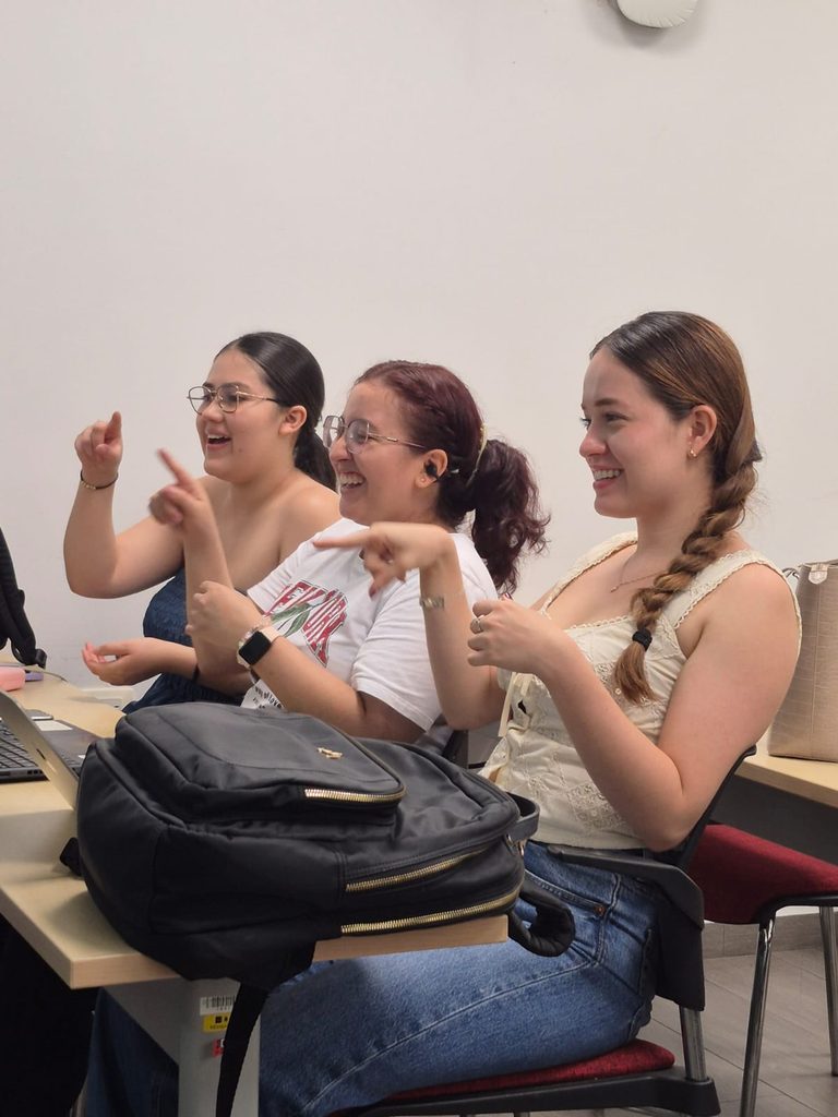 Paso a paso aprenden lo básico como presentarse y saludar, igualmente términos sobre Derecho