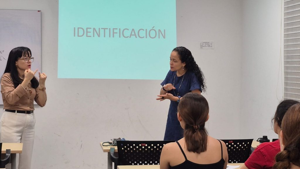 Las profesoras Claudia y Luisa Hernández Valdivieso son el apoyo para los estudiantes en formación