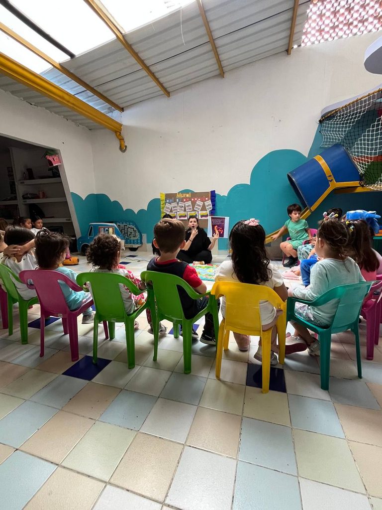 Létícia Romero de Carvalho y sus estudiantes en la UIS
