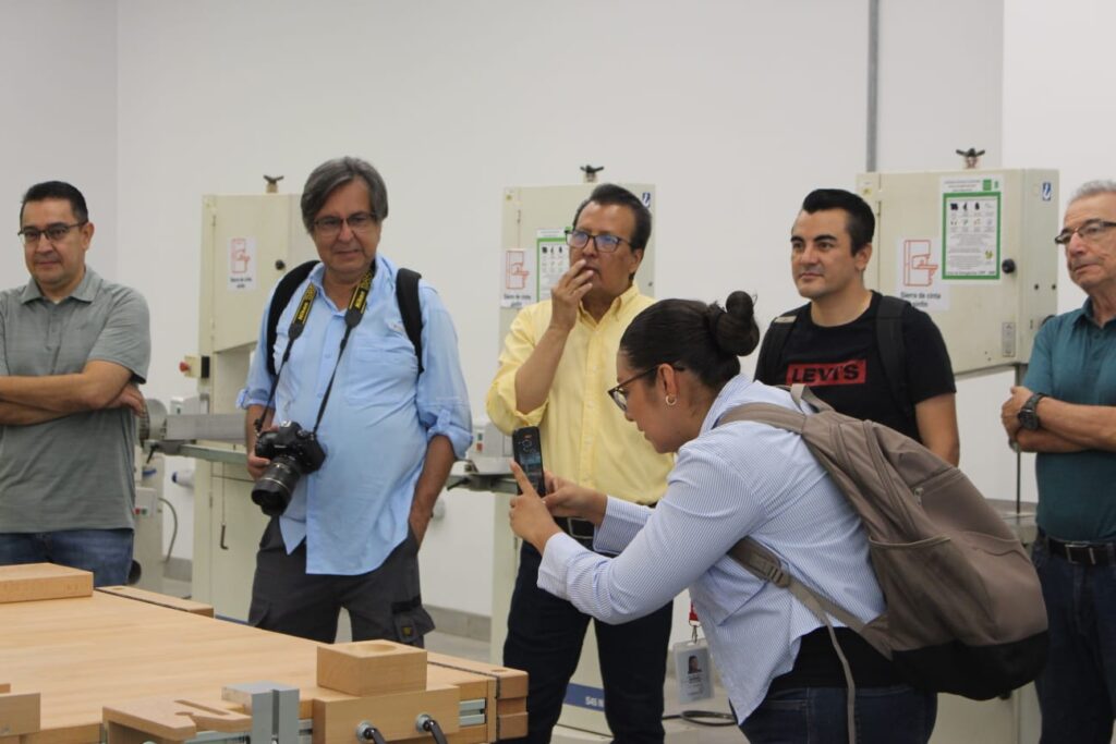 Imagen de periodista en un laboratorio de Diseño Industrial.
