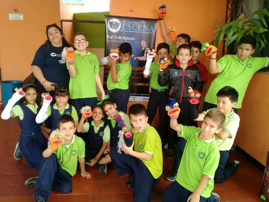 Niños presentan obra de títeres