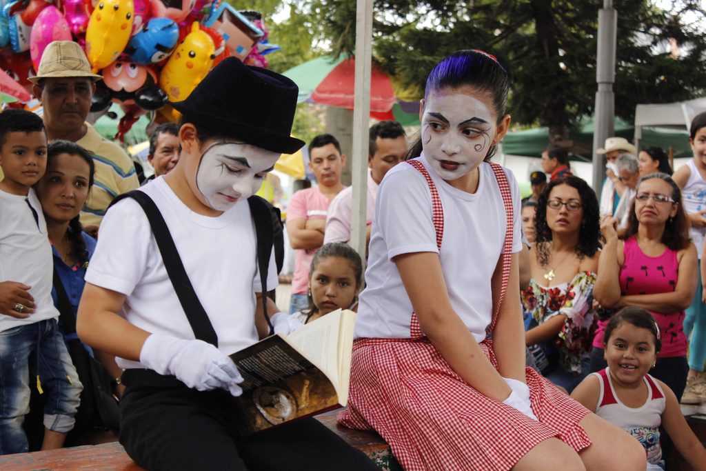 Niños participando en obra de teatro