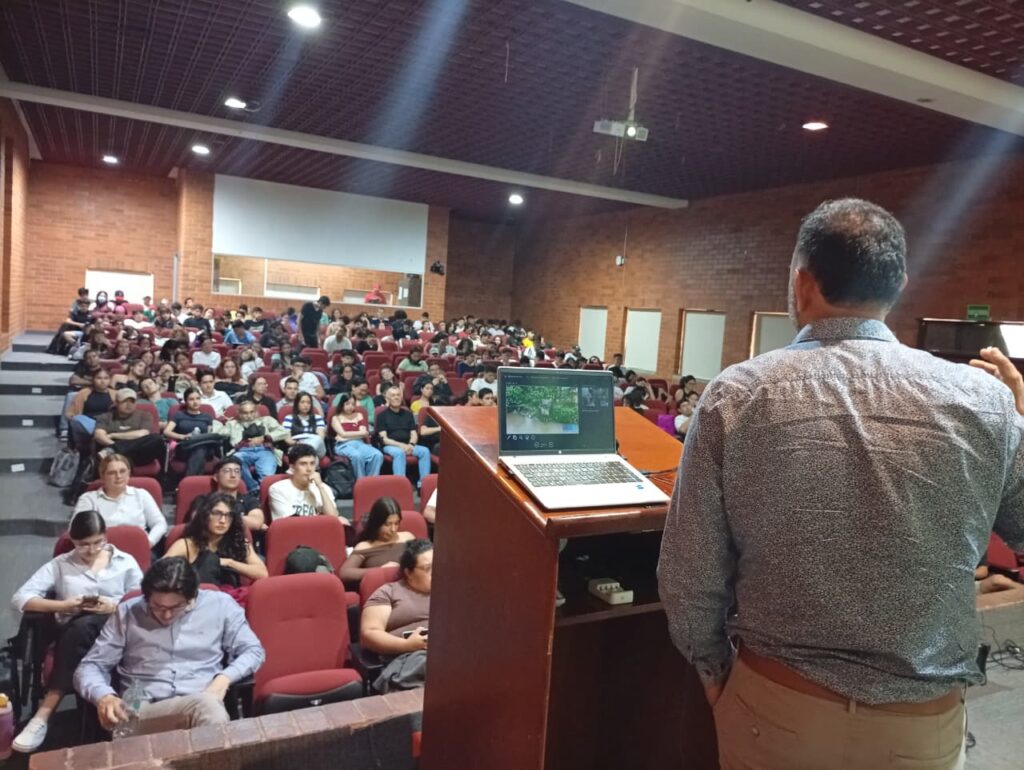 Participantes y ponente de la primera sesión de cátedra Low Maus 2026-2