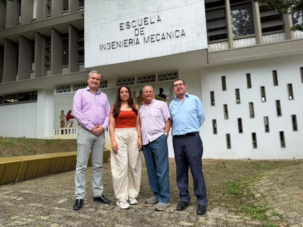 El egresado UIS volvió a la Facultad de Ingeniería Mecánica, lugar que lo vio crecer académicamente.