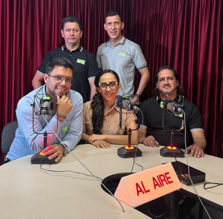 Equipo de Emisoras UIS en cabina 
