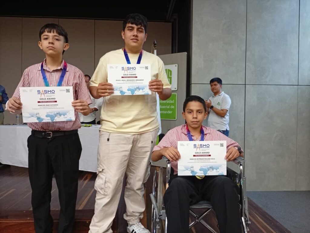 Niños medallistas olimpiadas de matemáticas foto 4