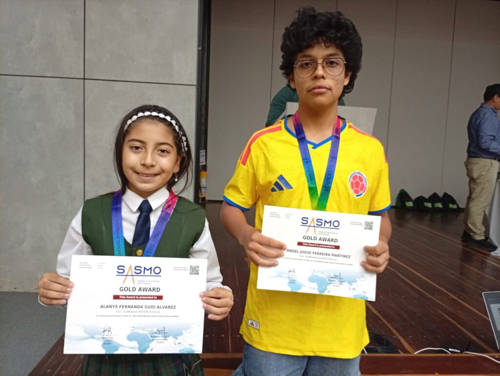 Niños medallistas olimpiadas de matemáticas foto 2