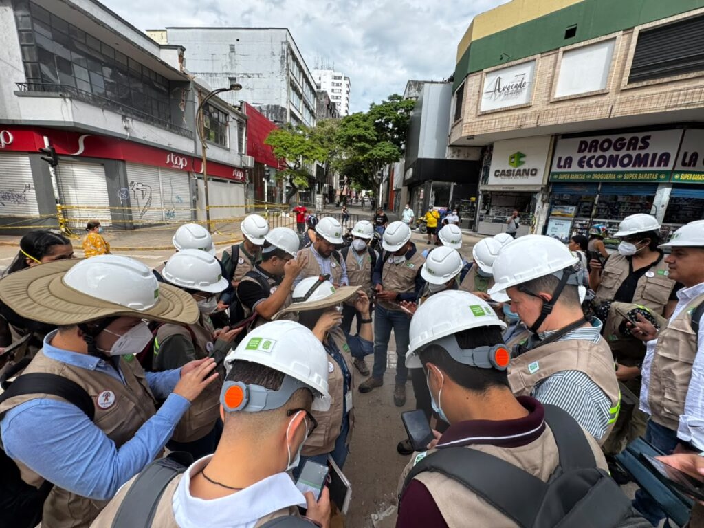 Grupo de ingeniero inspeccionando edificios en Pereira