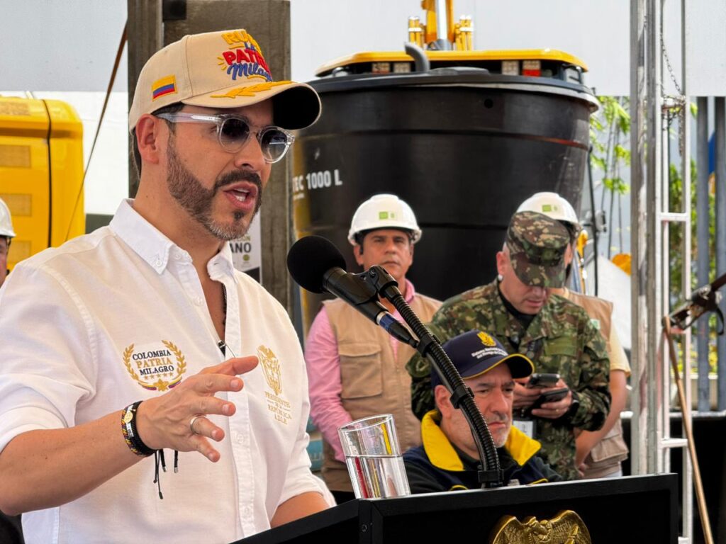 Presidente Abelardo de la Espriella con ingenieros UIS