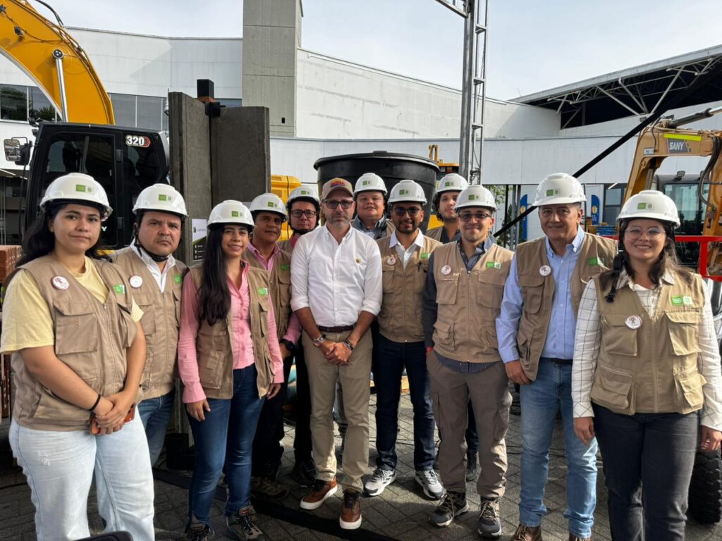Ingenieros UIS voluntarios en labores de inspección en Pereira.