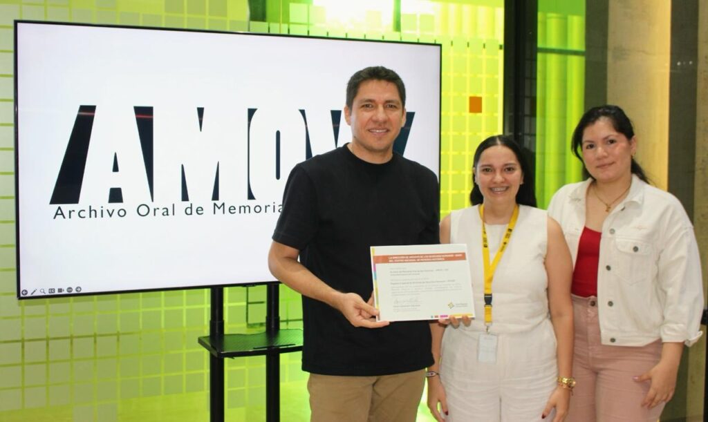 Entrega de reconocimiento a AMOVI.