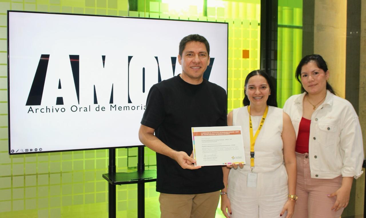 Entrega de reconocimiento a AMOVI.