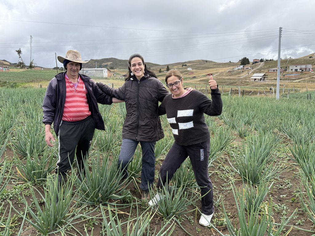 Daniela en el Páramo de Berlín junto a campesinos