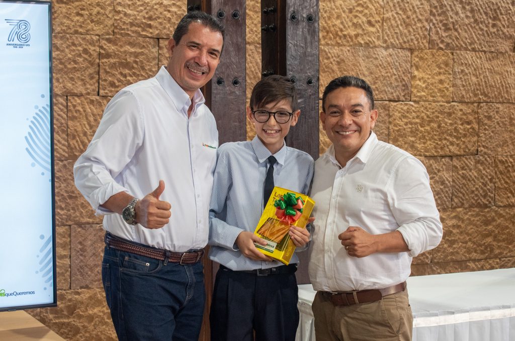 Líam Matías Melo, fue el ganador de la categoría B y recibió un premio por parte de uno de nuestros patrocinadores.