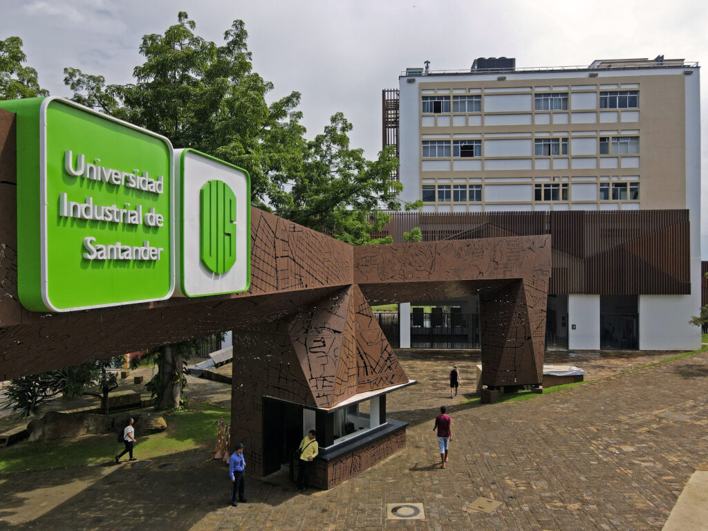 Entrada de la carrera 30 junto al edificio de logística UIS