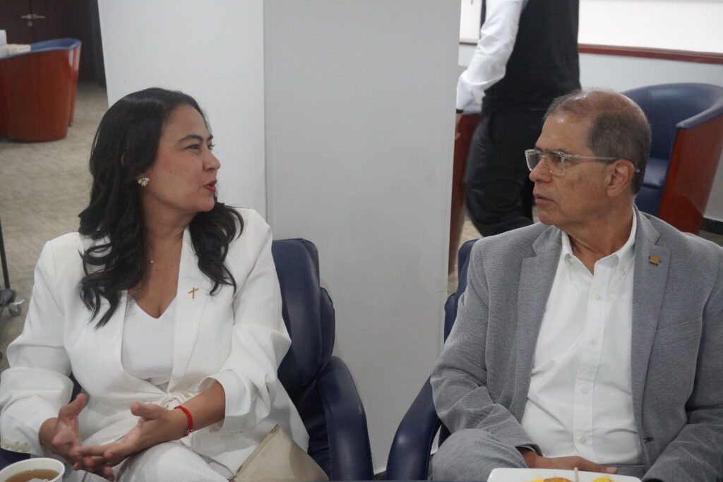 Profesor Gerardo Latorre junto a la rectora de Uniminuto Santander
