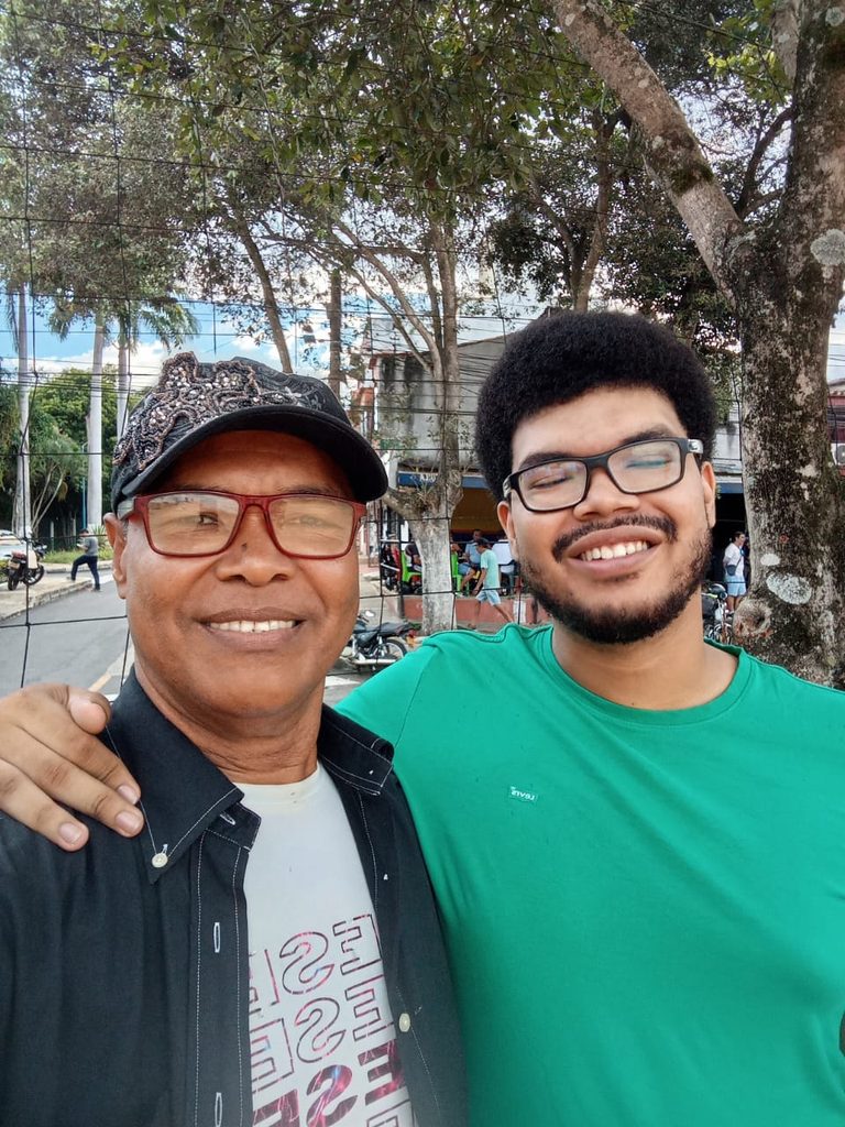 Denzel Fernando Acevedo Castro junto a su padre