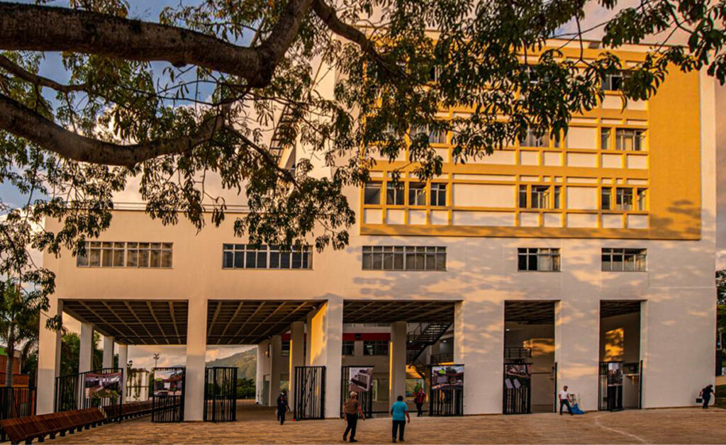 Entrada principal edificio de logística UIS