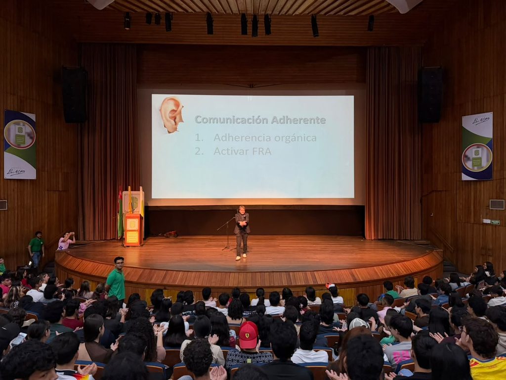 Conferencia principal 'Influencia, impacto y adherencia 360°' a cargo de Camilo Rueda.