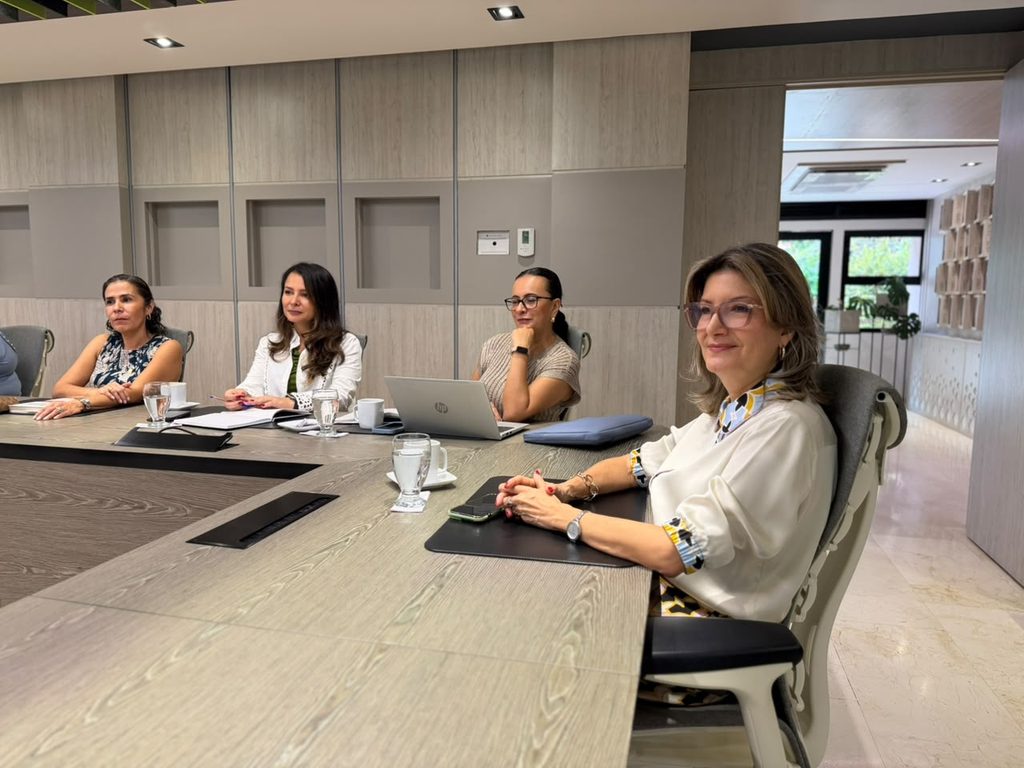 Olga Mercedes Álvarez Ojeda, Vicerrectora Académica y directivas UIS durante el recibimiento de los pares académicos.