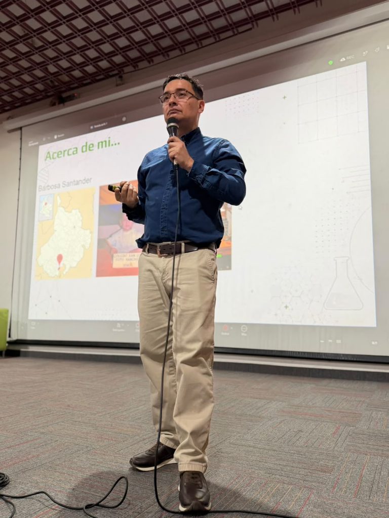 Carlos Fajardo, profesor de la Escuela E3T en la conferencia: 'El reto de enseñar en la era de la IA'.