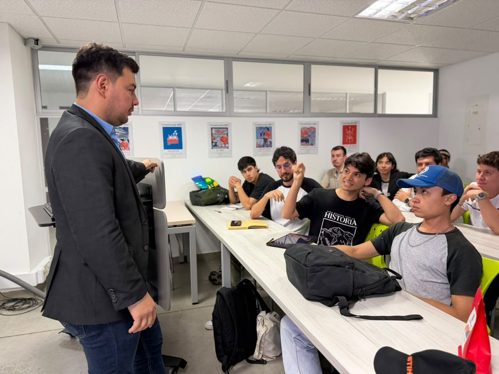 Estudiantes de la Escuela de Geología durante un espacio de preguntas con Amat Zuluaga.
