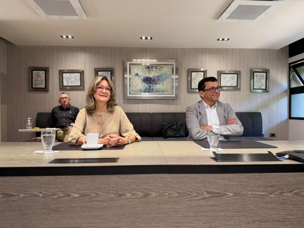 Olga Mercedes Álvarez Ojeda, Vicerrectora Académica y Cristian Blanco Tirado, Vicerrector de Investigación y Extensión, recibieron los pares académicos.