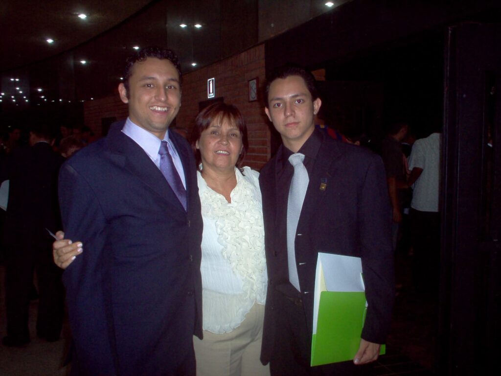 Rudy Cepeda Gómez junto a su madre y hermano, el día de la graduación como Ingeniero Electrónico UIS.