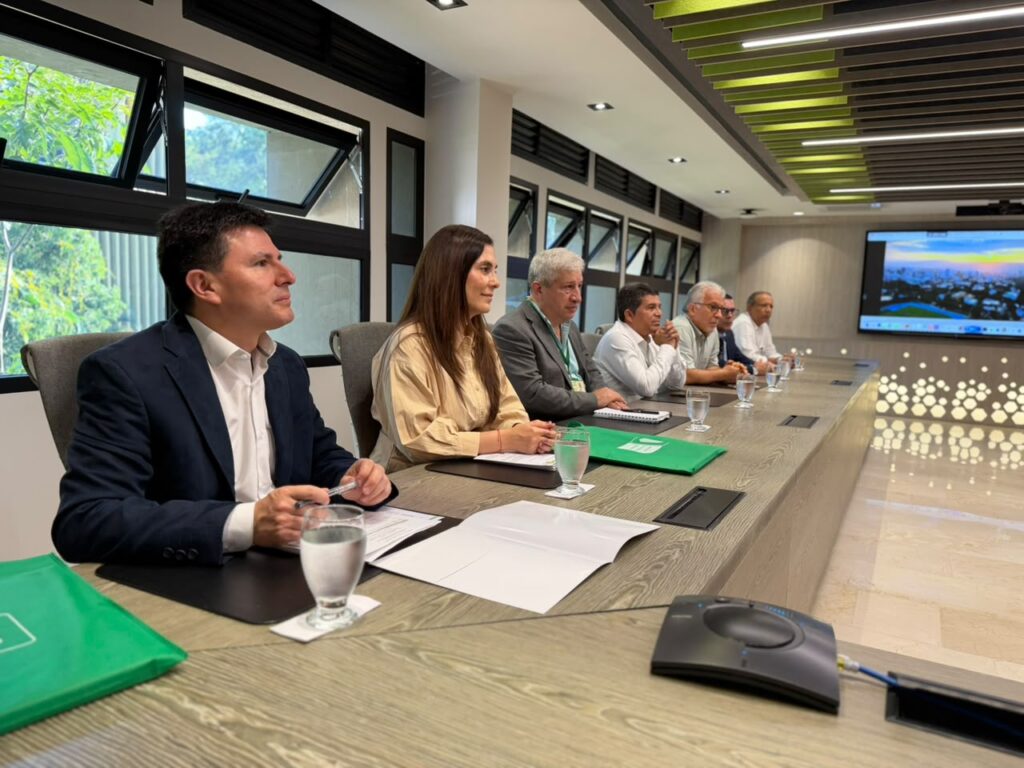 Reunión de pares académicos y directivos UIS en la Sala de Consejos de Rectoría.
