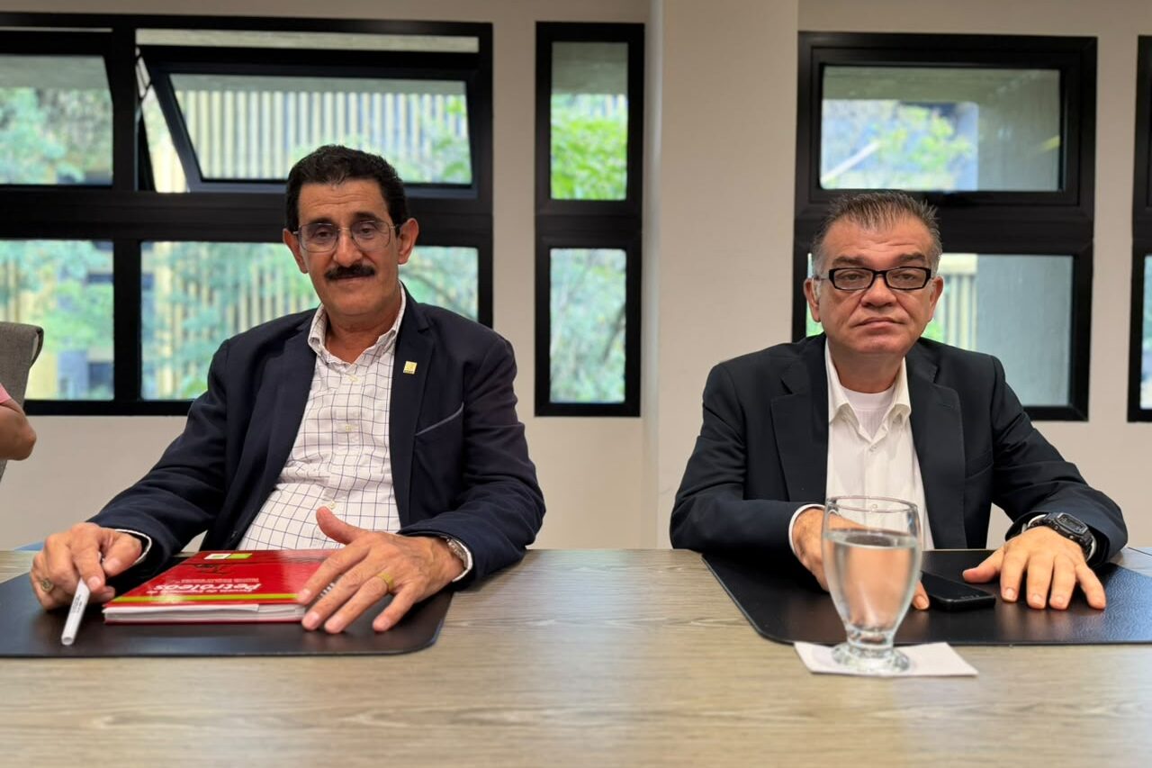 Emiliano Ariza León, director de la Escuela de Ingeniería de Petróleos y Fernando Enrique Calvete González, coordinador de posgrados de la Escuela.