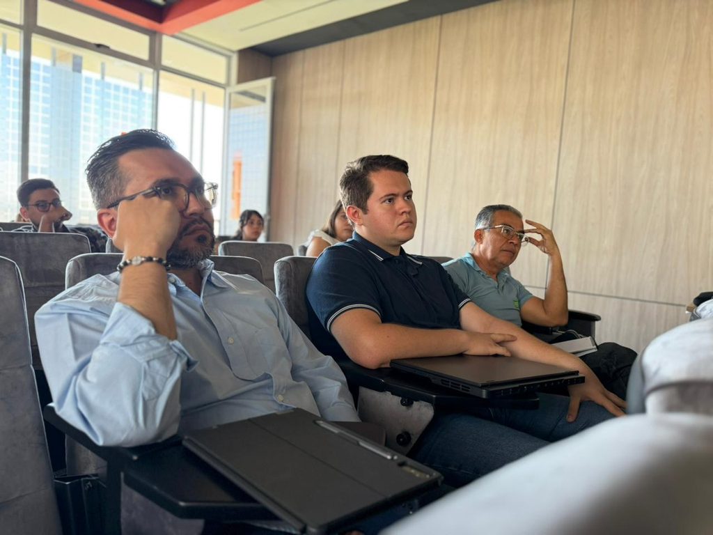 Profesionales y profesores UIS en el curso ‘Control de motores aeronáuticos electrificados’ de la Semana Técnica - E3T.
