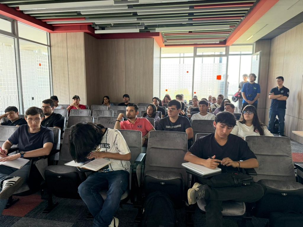 Estudiantes  UIS en el curso ‘Control de motores aeronáuticos electrificados’ de la Semana Técnica - E3T.