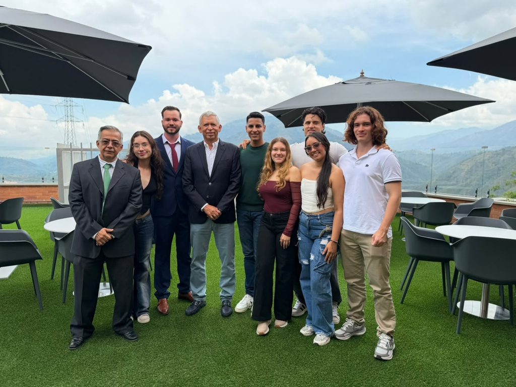 Rector Hernán Porras Díaz, professors, and students during the delivery of new furniture to the UIS School of Civil Engineering.
