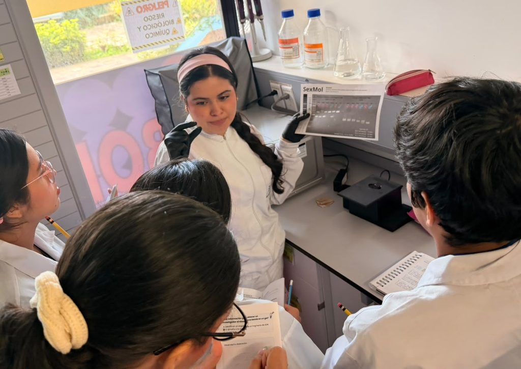 Visita colegio Lab genética UIS