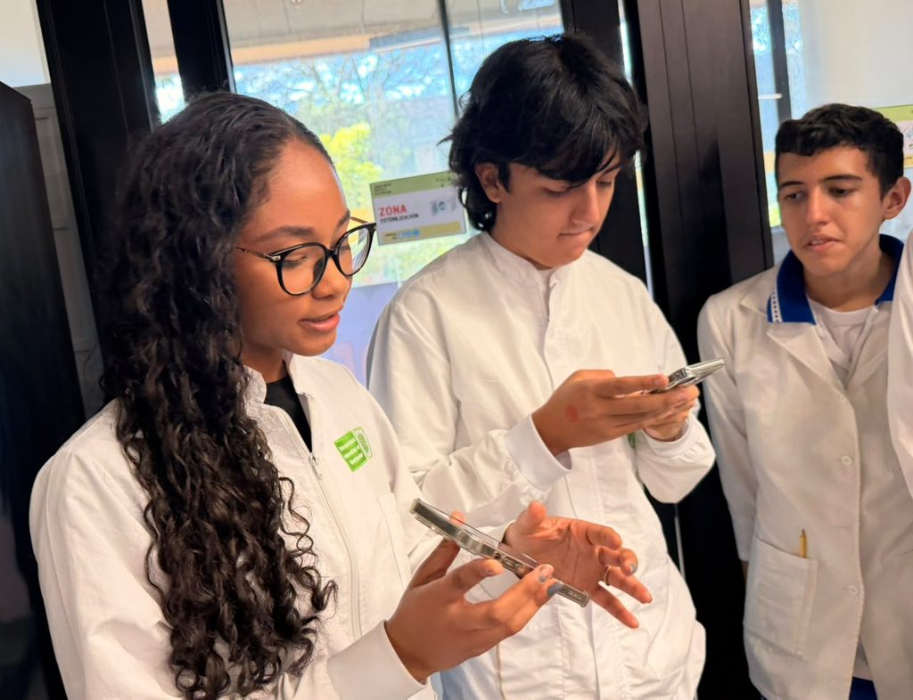 Visita colegio Lab genética UIS