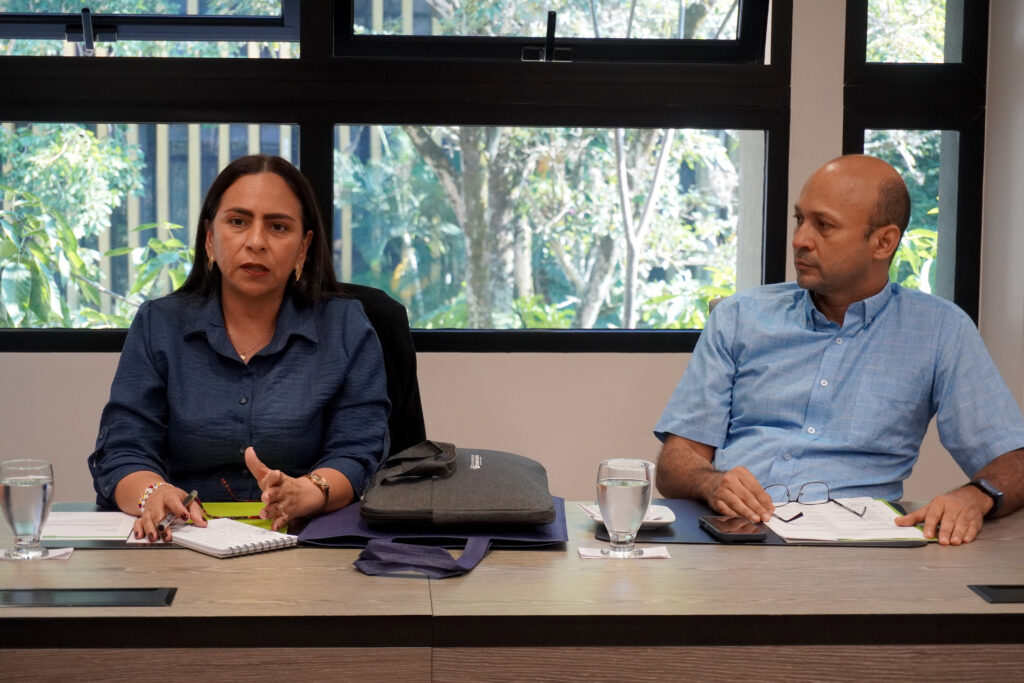 Par evaluadora del MEN y Decano de la Facultad de Fisicomecánicas UIS
