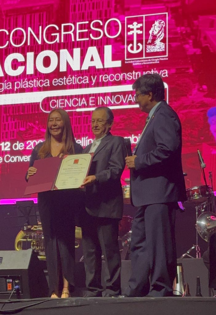 Fotografía con el reconocimiento al profesor UIS