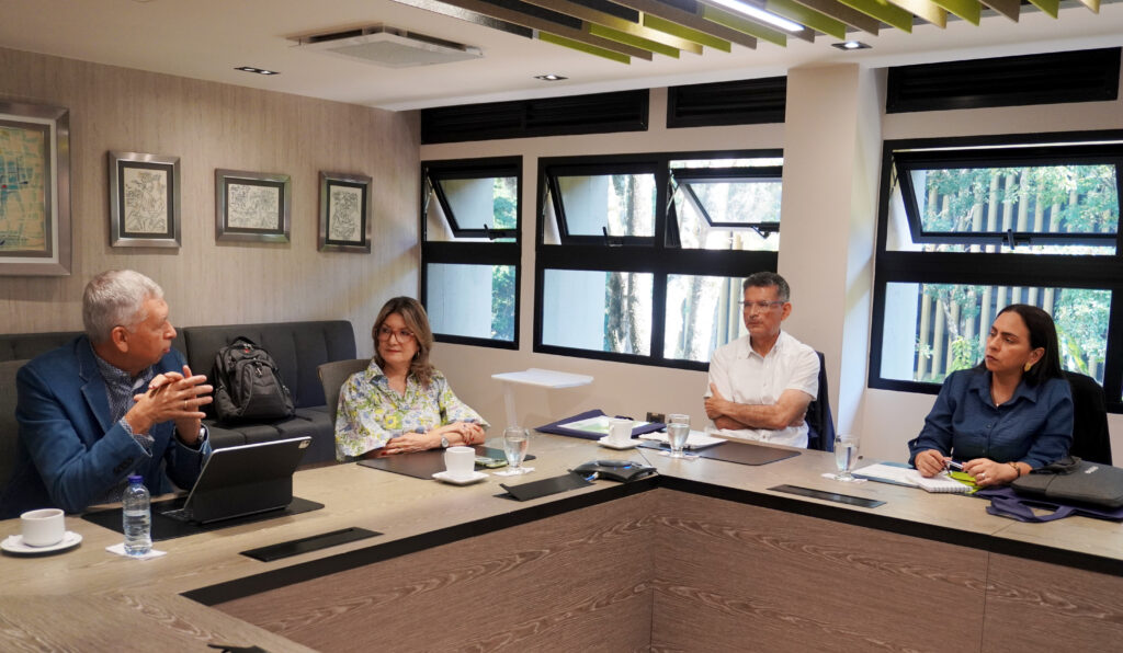 Rector UIS recibe visita de pares para acreditación de Ing. de sistemas.