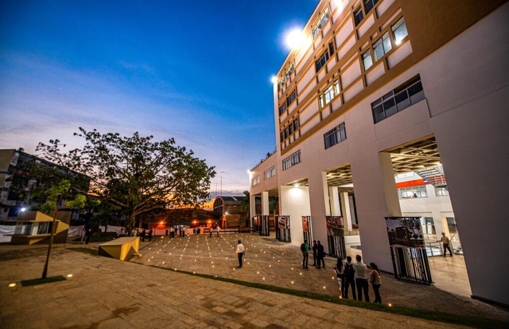 Edificio de logística entrada carrera 30 UIS