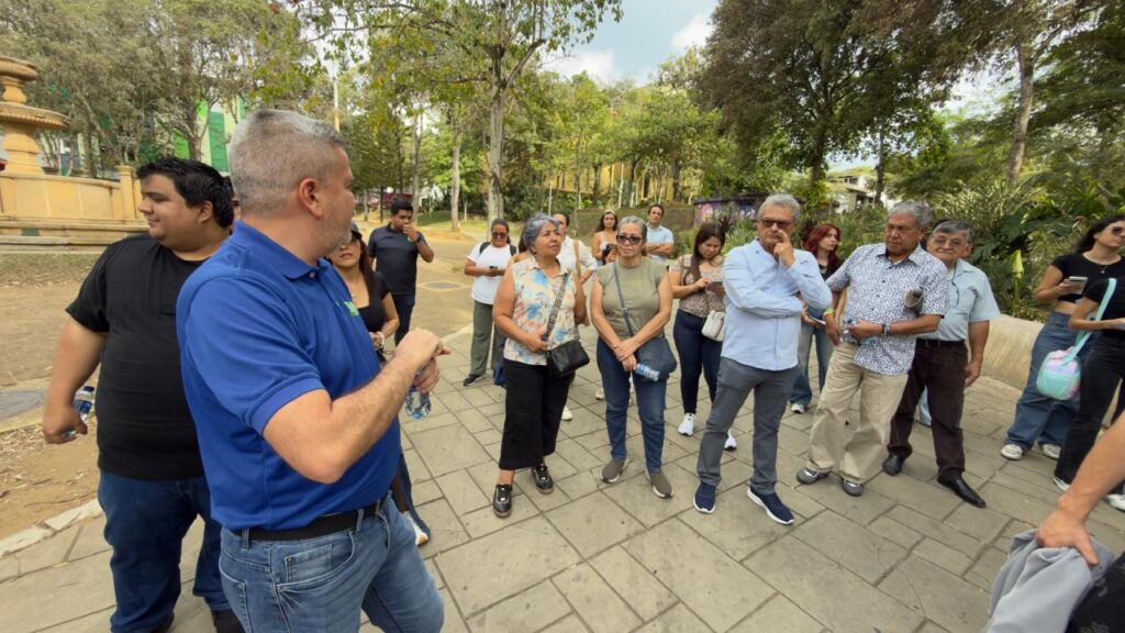 Recorrido de egresados por la UIS campus central.