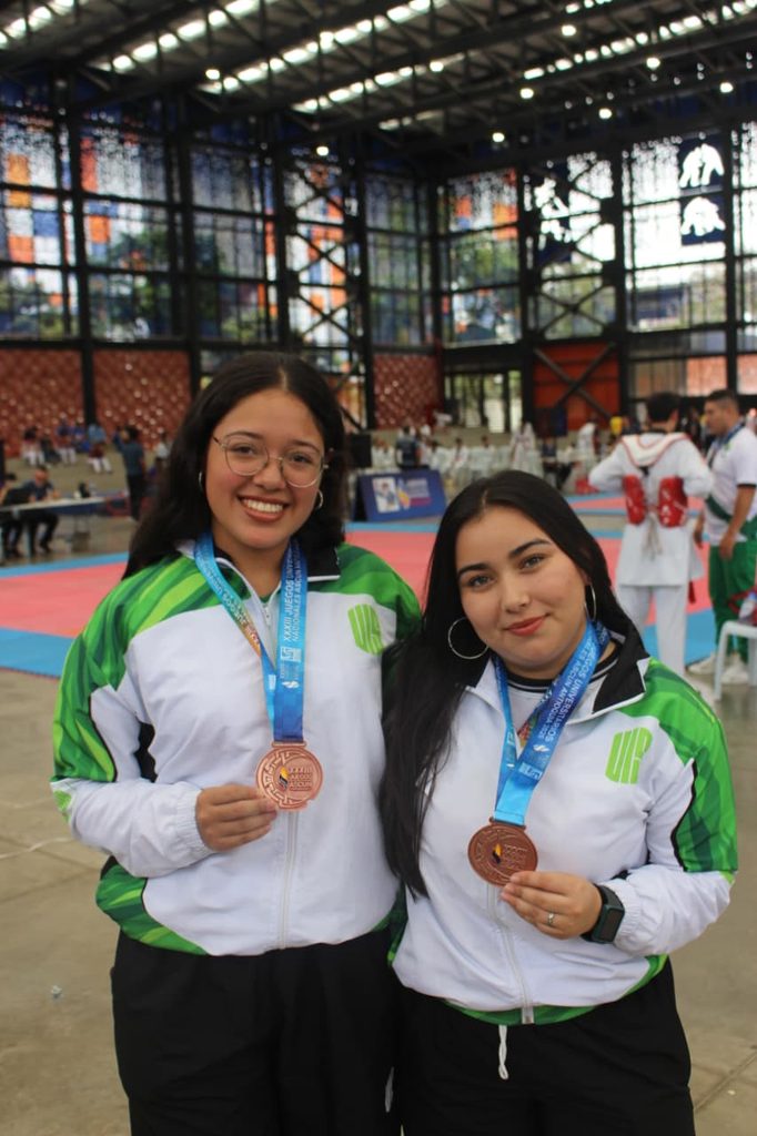 Imagen que muestra a medallistas de taekwondo.