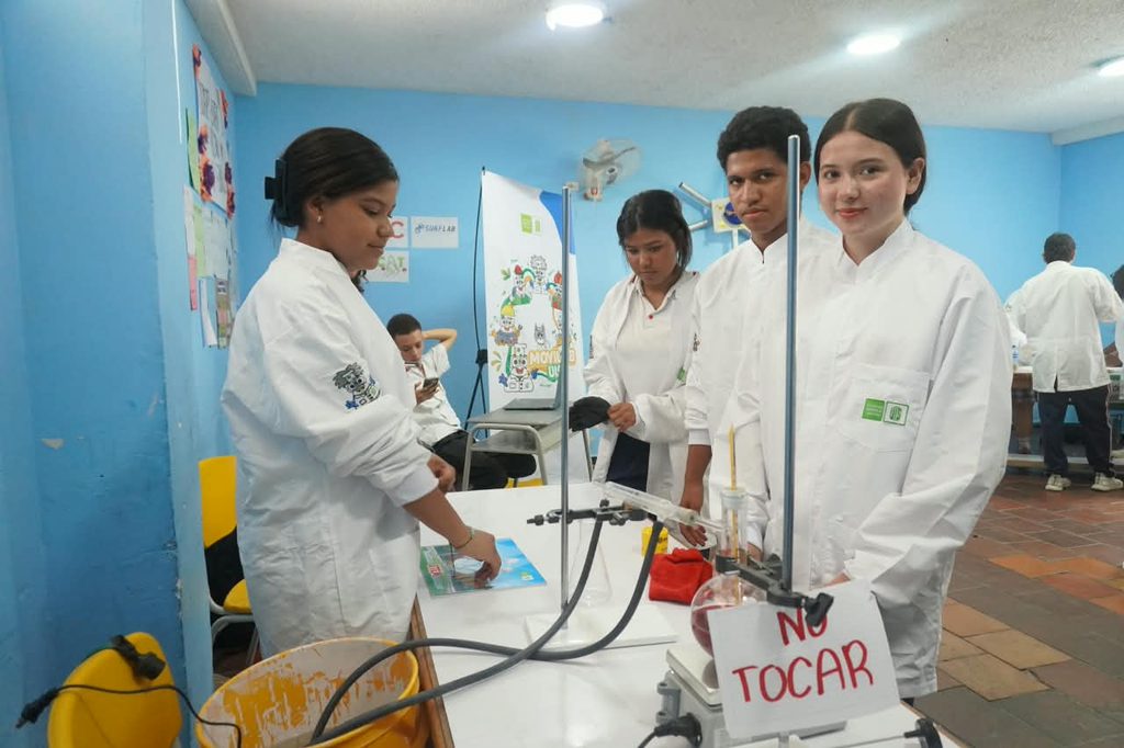 Estudiantes de Colegio Víctor Félix Gómez Nova. 