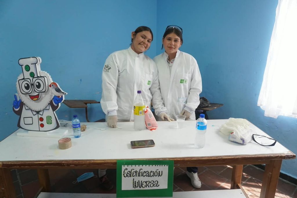 Dos estudiantes del Colegio Víctor Félix Gómez Nova
