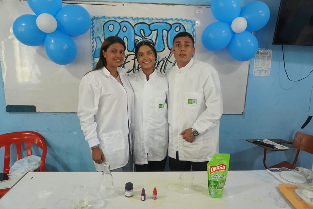 Tres estudiantes del Colegio Víctor Félix Gómez Nova