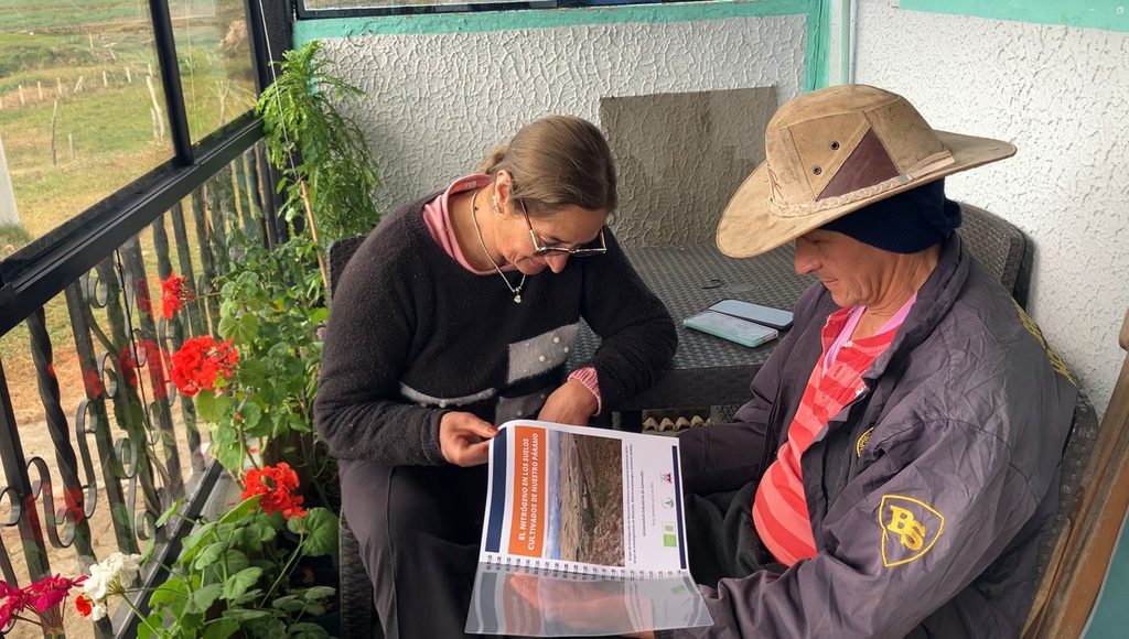 campesinos viendo la investigación