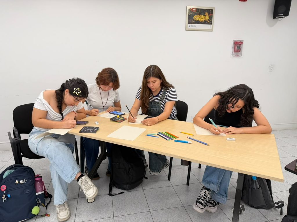 exposición Tipo, lito, calavera estudiantes Escuela de Idiomas