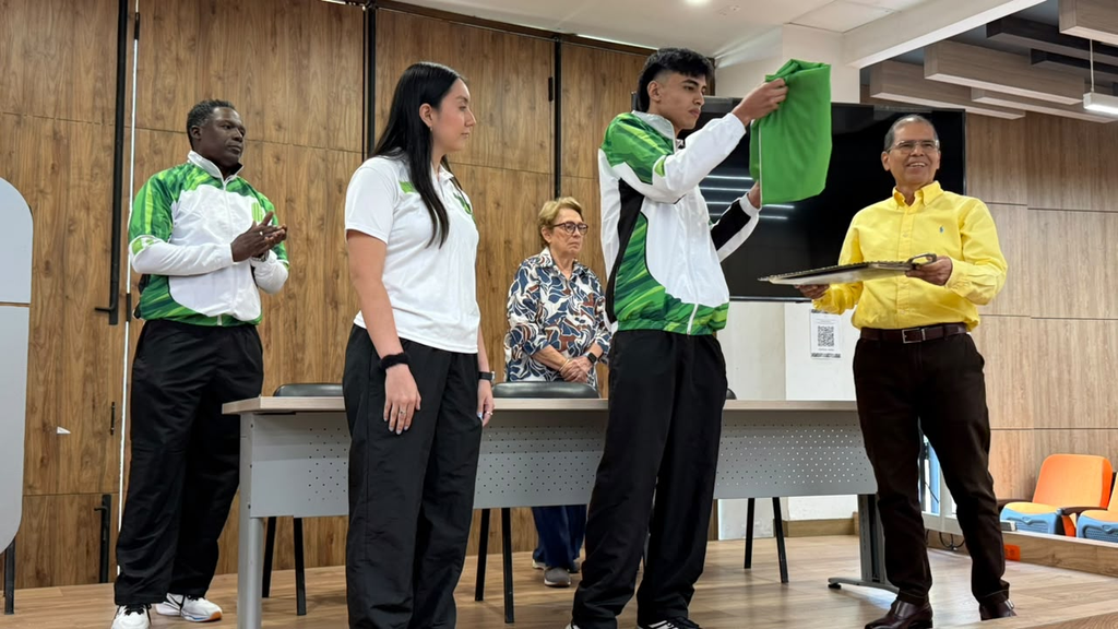 Deportistas reciben las banderas por su participación en los Juegos Ascún 2026