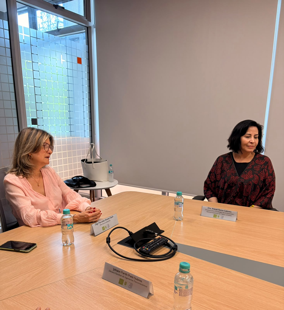 Araceli Romo Cabrera, directora de la FES Aragón de la UNAM y Olga Mercedes Álvarez Ojeda, vicerrectora Académica