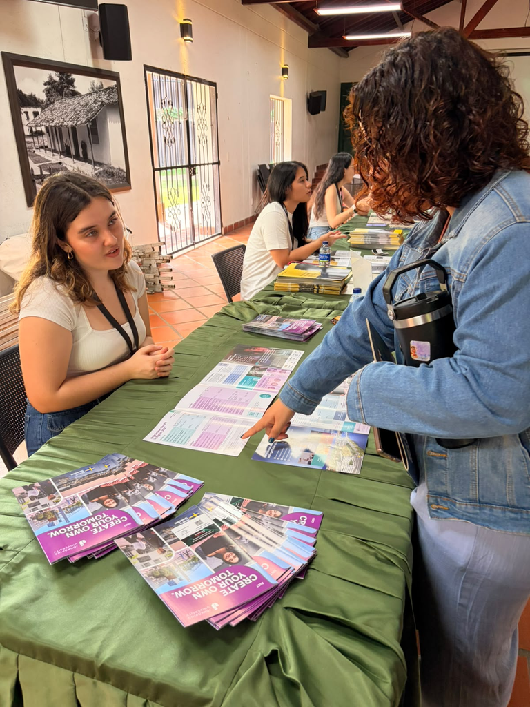 Estudiante UIS conociendo la oferta académica de ExpoNórdico 2026