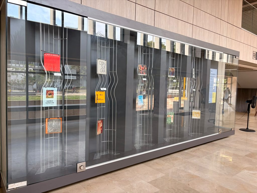 Exposición de los archivos documentales en la Biblioteca central